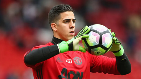 Cựu thủ môn MU có pha xử lý gây sốt